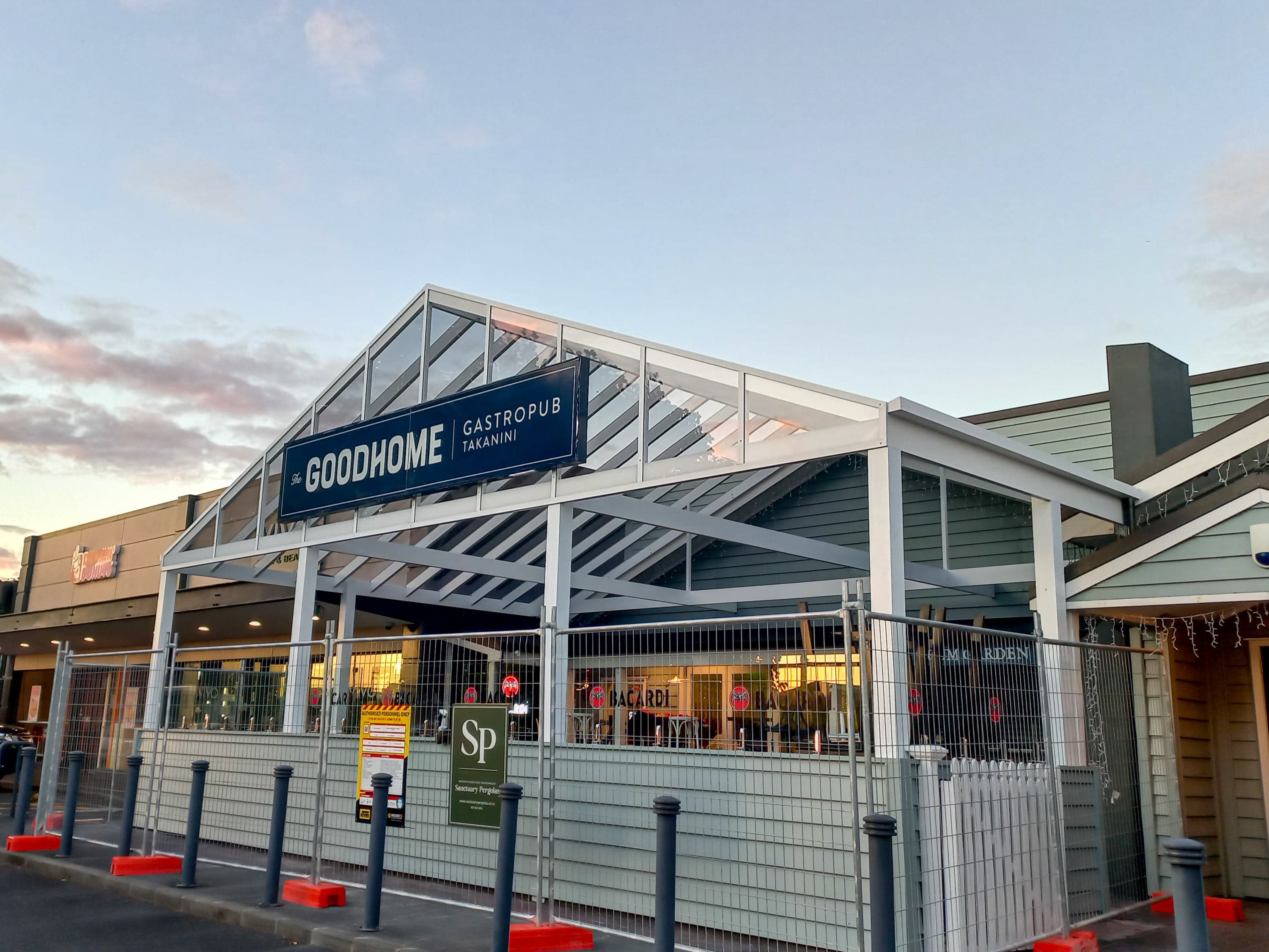Covered hospitality courtyard with perimeter pergola
