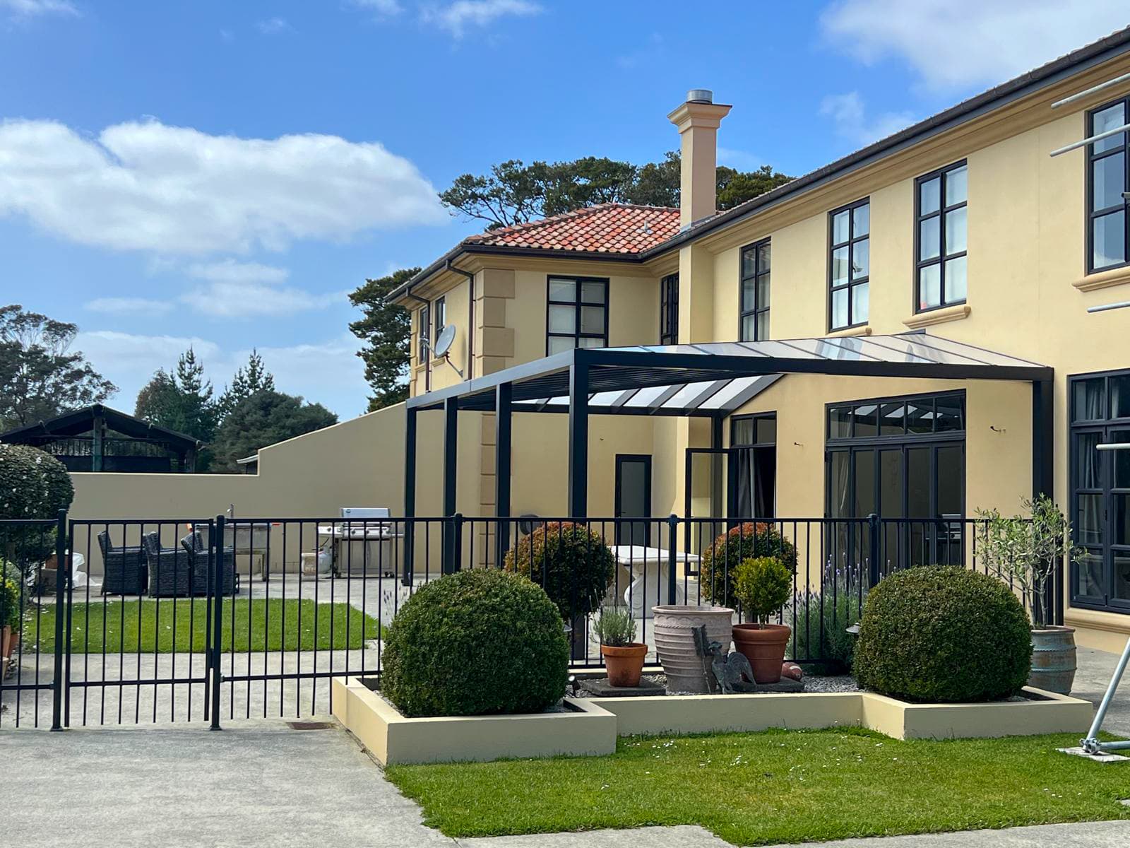 Hip pergola thumbnail 2