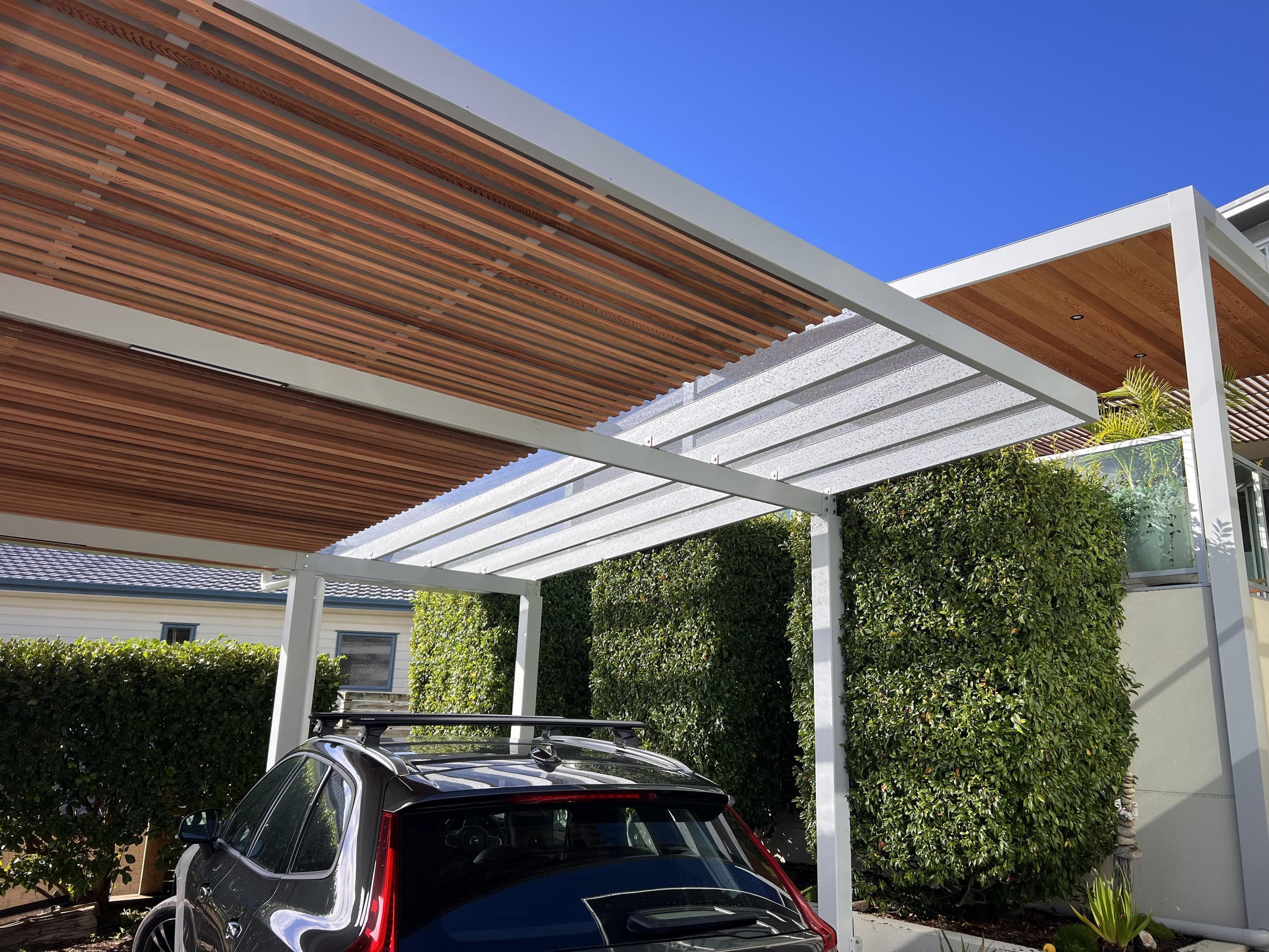 Single-slope pergola roof meeting a house