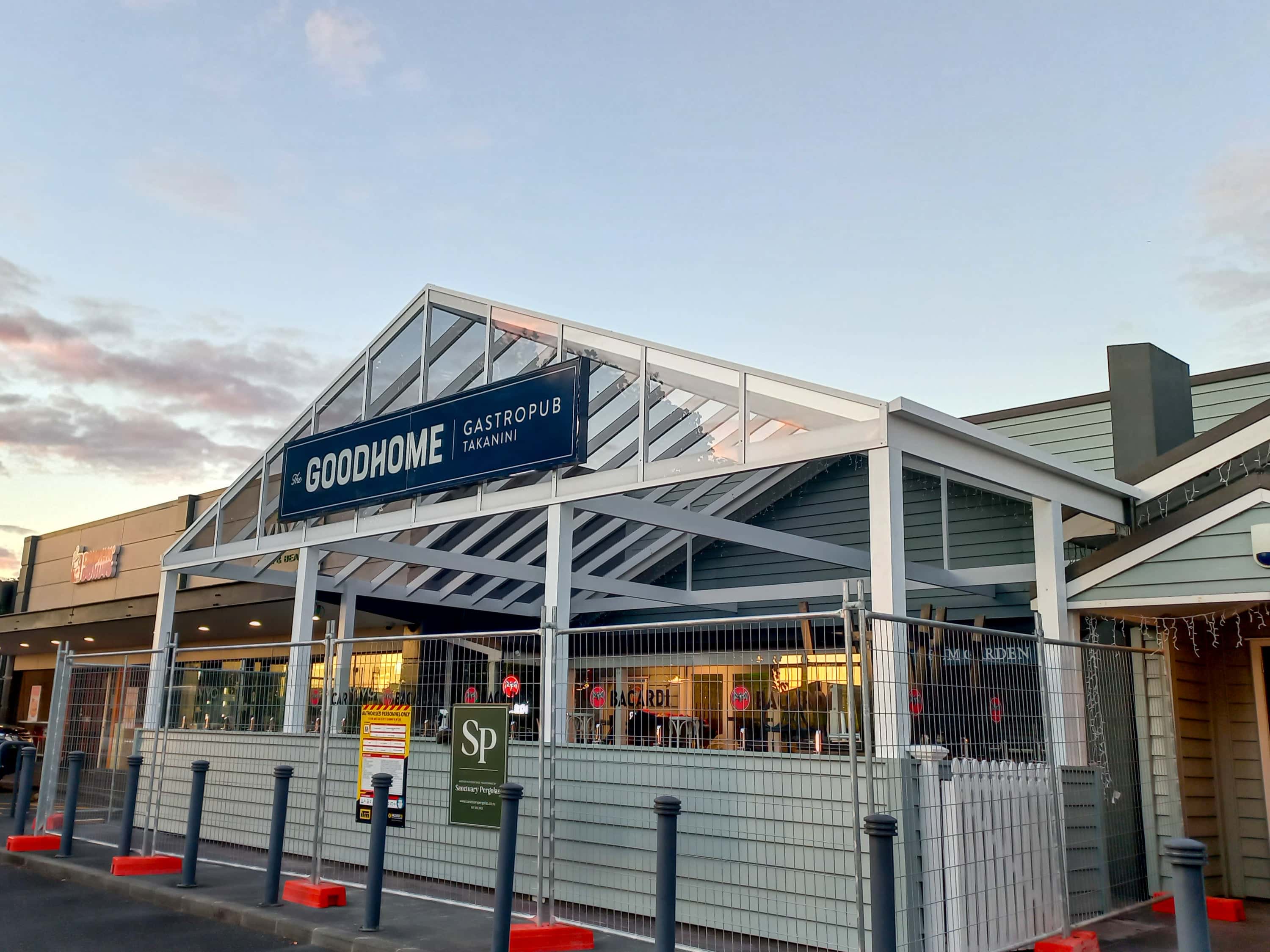 Covered hospitality courtyard with perimeter pergola